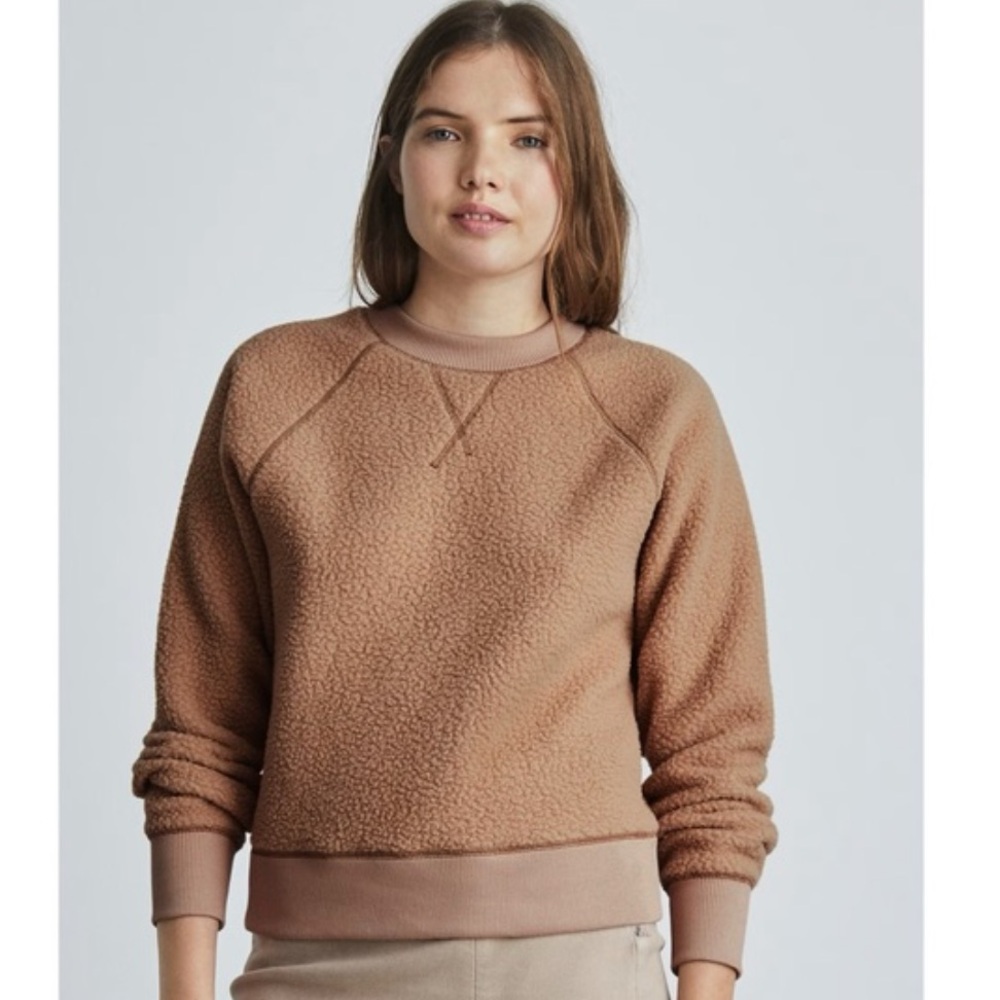 EVERLANE The ReNew Fleece Sherpa Raglan Crewneck Sweatshirt in Camel Tan
